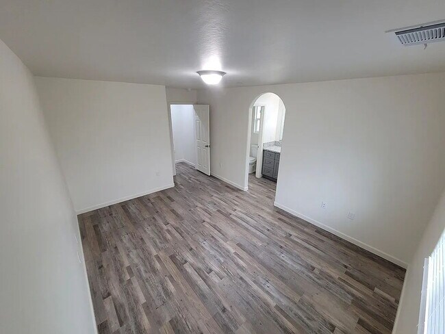 Foto del edificio - Freshly painted home, LVP flooring, close to schools, park, and shopping. Quiet neighborhood near...