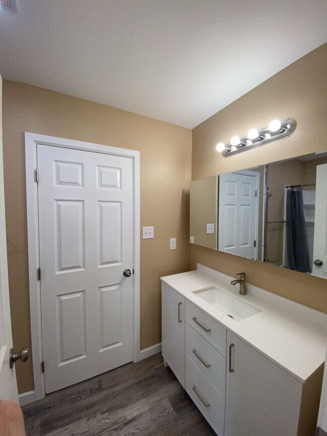 Building Photo - 928 Park St