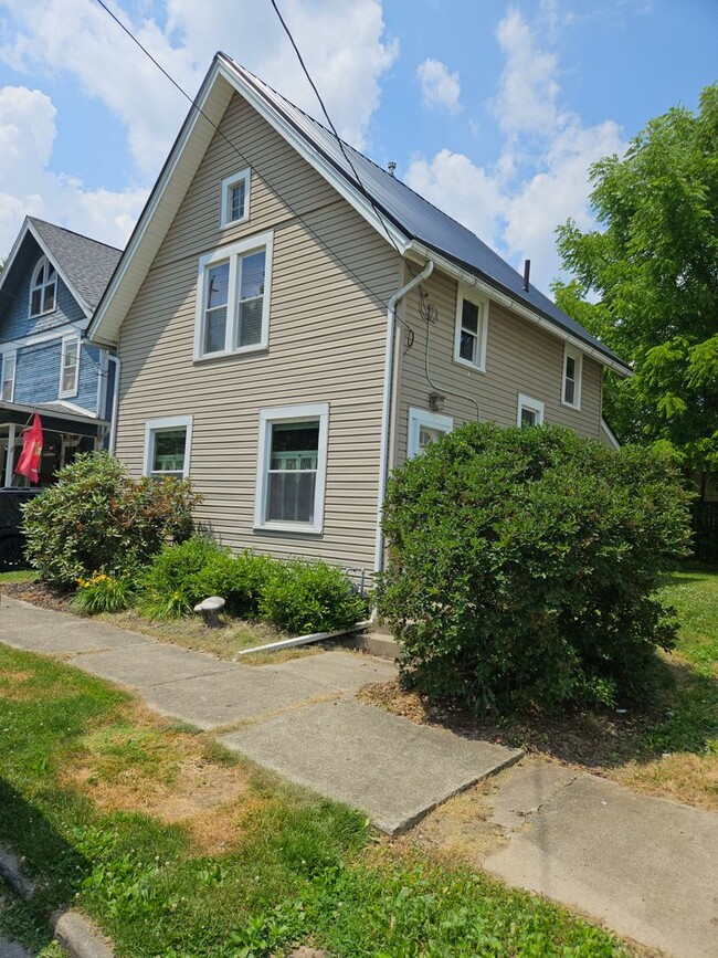 Building Photo - 2 bedroom 1.5 bath single family home