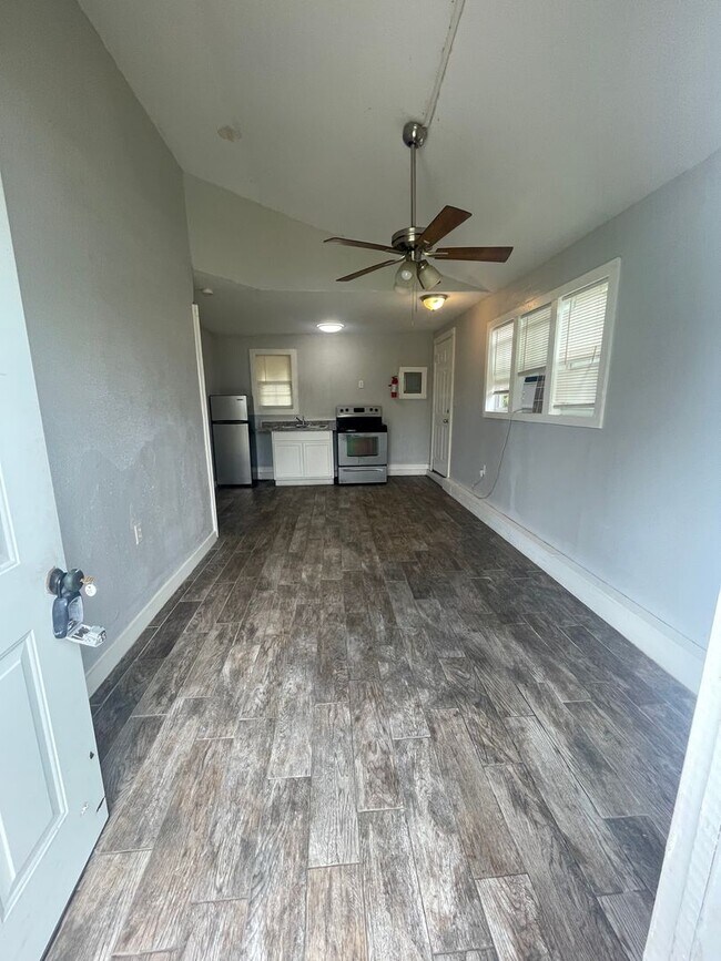 Foto del edificio - 902 W Lakeside Dr