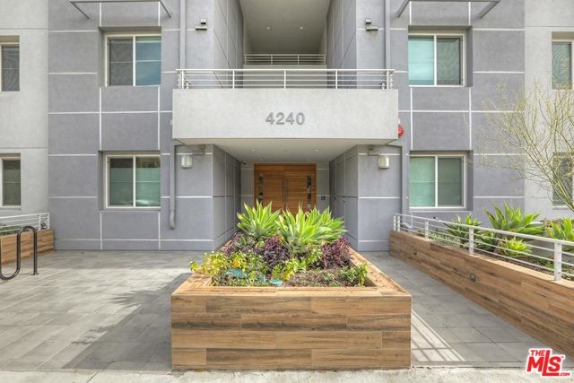 Foto del edificio - 4240 Laurel Canyon Blvd