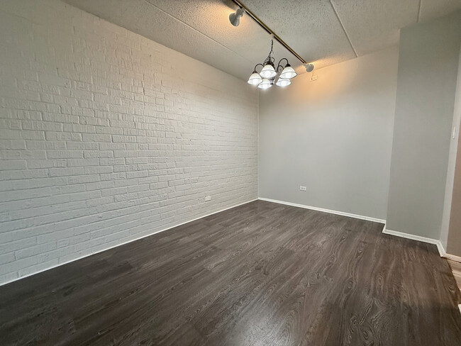 Building Photo - 3852 N Parkway Dr