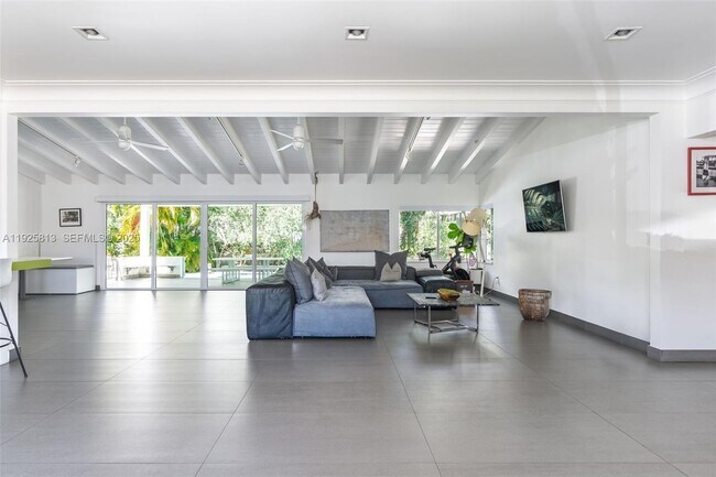 Foto del edificio - 501 NE 51st St