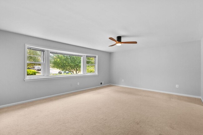 Foto del edificio - 5 Bed 3 Bath - Chevy Chase Rambler - Move ...