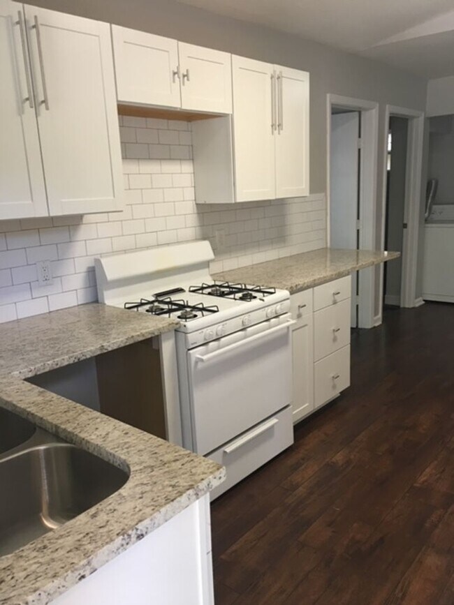 Building Photo - Charming East Austin Gem