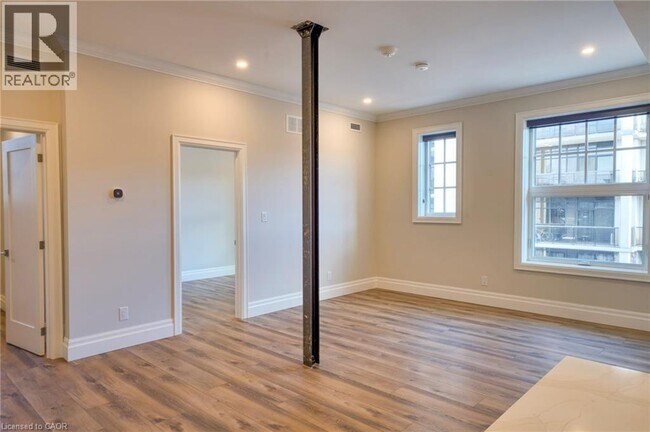 Photo du bâtiment - 100 Charlton Ave W