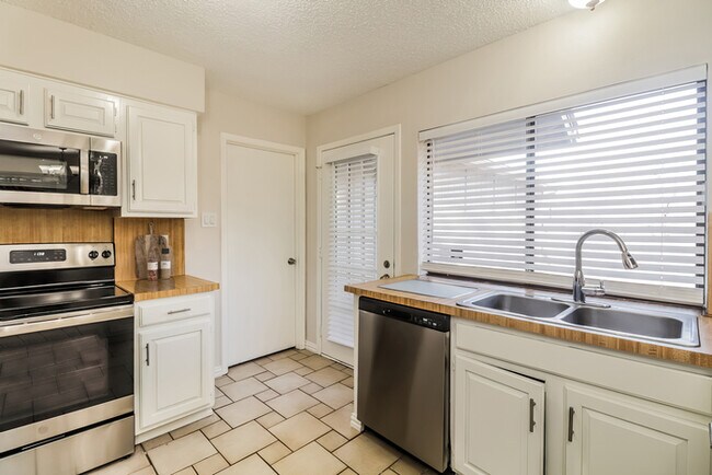 Foto del edificio - 3105 Princess Ln