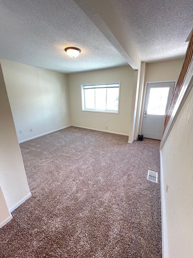 Building Photo - AVAILABLE FEBRUARY 1 - 3 Bed, 1 bath House!