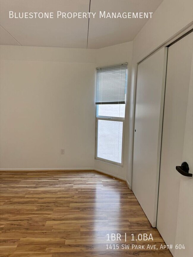 Foto del edificio - MOVE IN READY! Skylit 1 Bedroom on the Par...