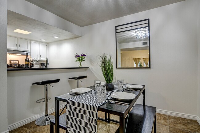Building Photo - 1412 W La Jolla Dr