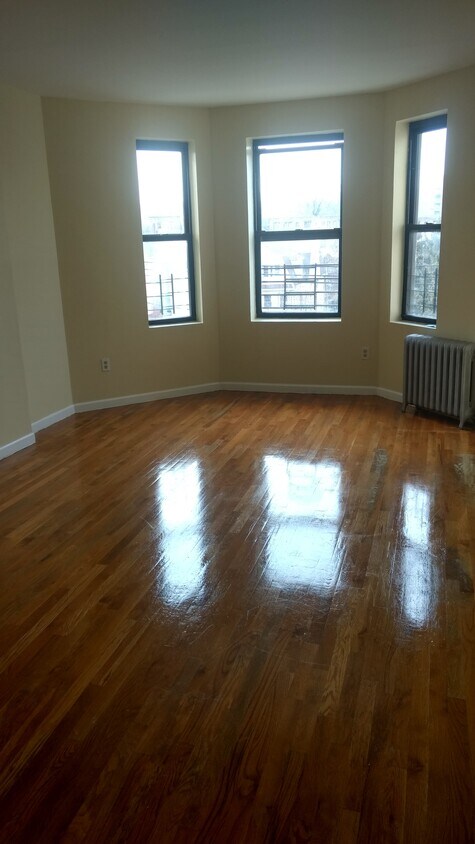 Primary Photo - 288 Riverdale Ave