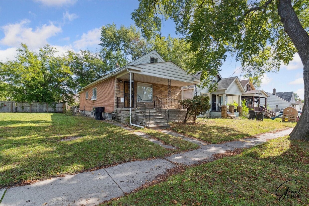 3 bedroom - 1 bath $1200/month - 3 bedroom - 1 bath  $1200/month