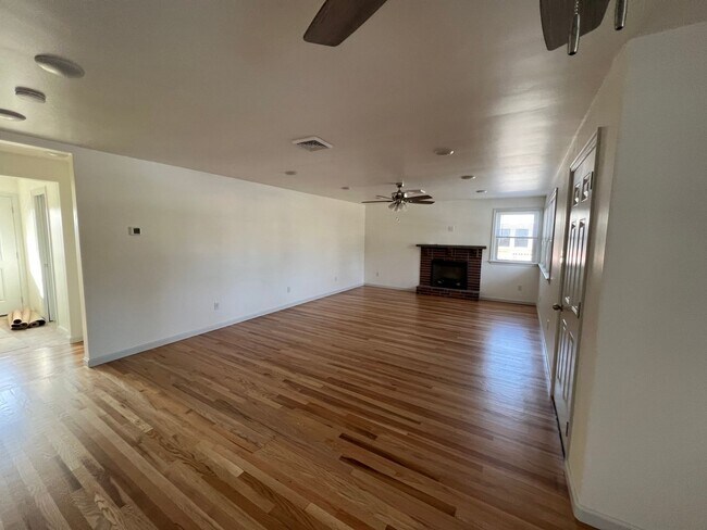 Building Photo - 3 Bedroom 3 Bath House Rental with Basemen...