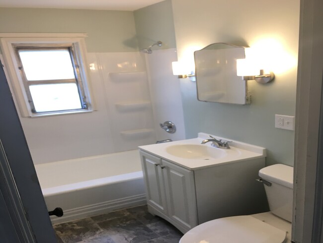 Building Photo - 905 Goodland