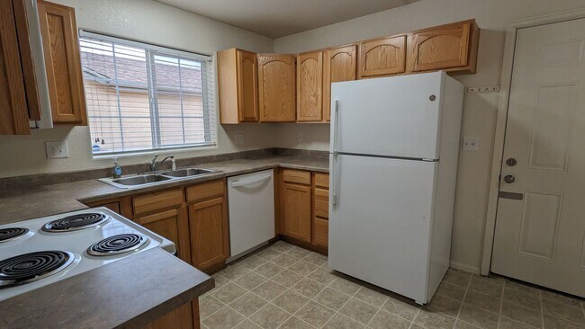 Foto del edificio - RANCH 3 BED/2.75 BATH PATIO HOME WITH MAIN FLOOR MASTER, FINISHED BASEMENT, AC, 2 CAR GARAGE!