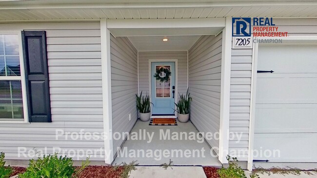Building Photo - Beautiful Home w/Attached Garage and Fence...