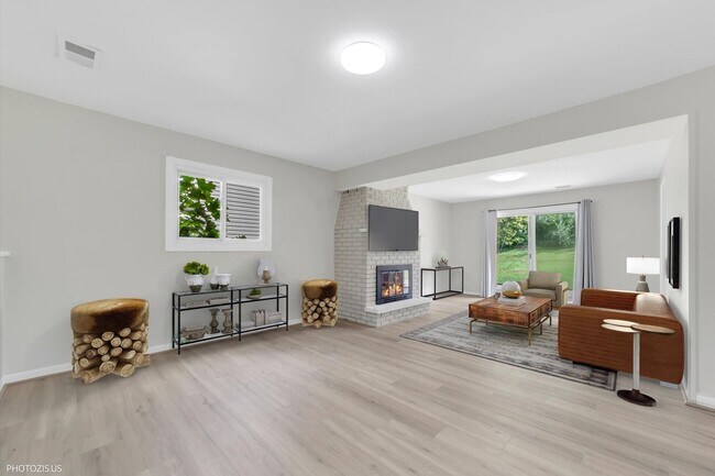 Foto del edificio - 14813 Holly Ct
