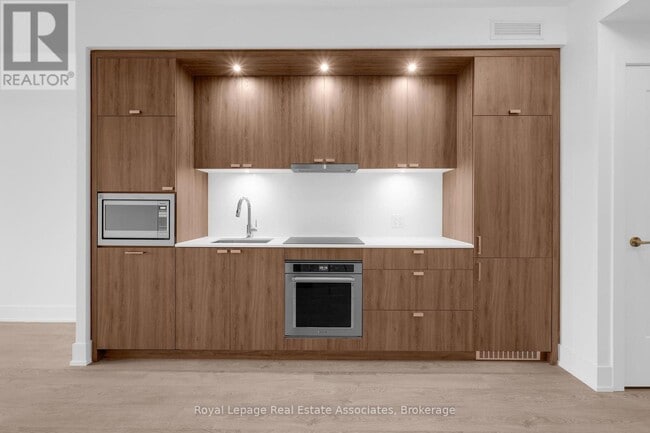 Building Photo - 259 The Kingsway