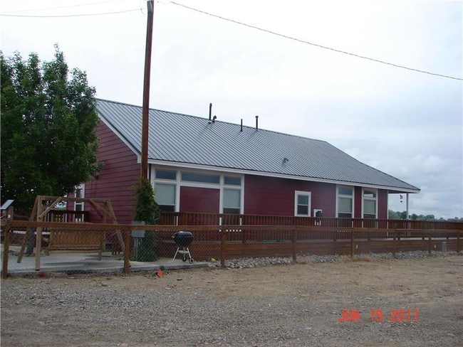 Building Photo - 421 W River Rd