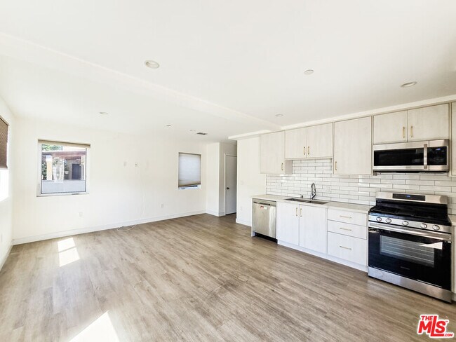 Foto del edificio - 3524 Bronson Ave