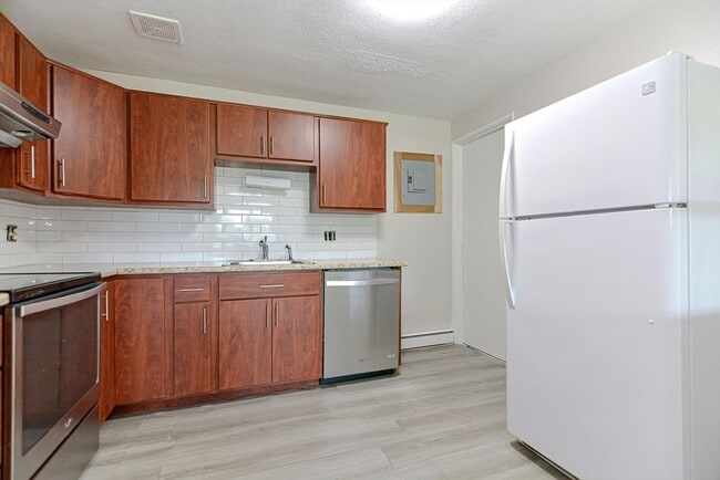 Foto del edificio - 4 Colonial Village Dr