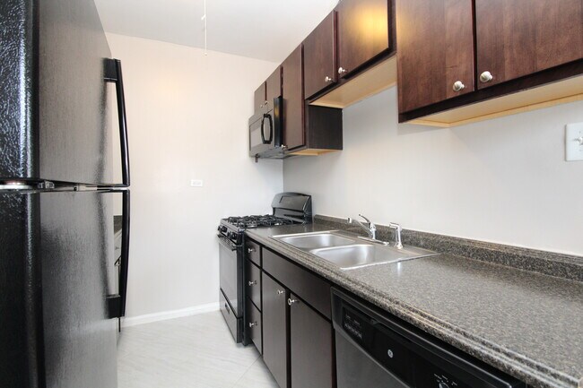 Building Photo - 3935 W Diversey Ave