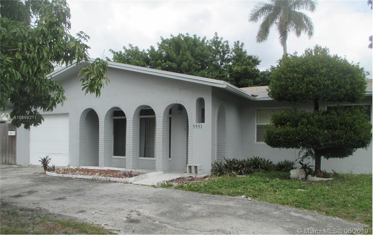 Foto principal - 5951 NW 18th Ct