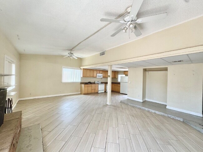 Foto del edificio - 2-bedroom, 2-bathroom Home Nestled in the ...