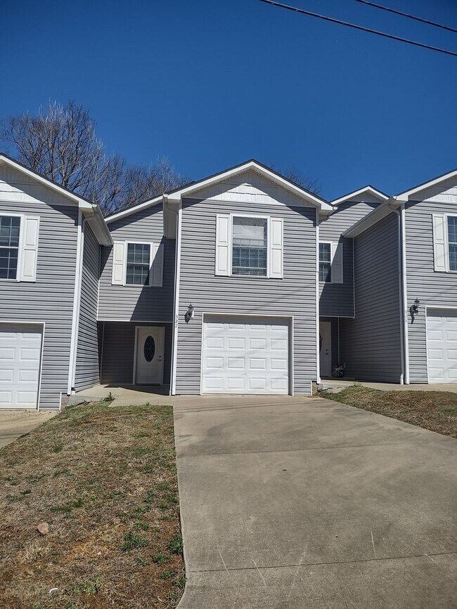 Foto del edificio - 2 Bedroom ~ 1.5 Bath ~ Benton, KY ~ 2 Story Townhome