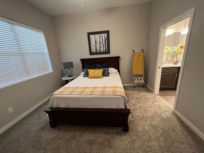 Foto del edificio - 1717 Hillcrest Dr