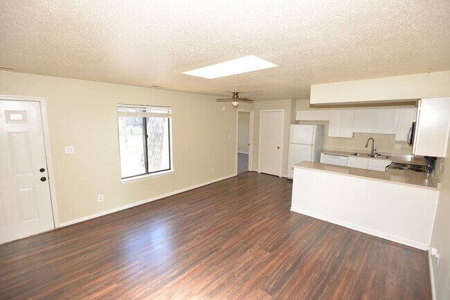 Building Photo - Condo Living by the Coast