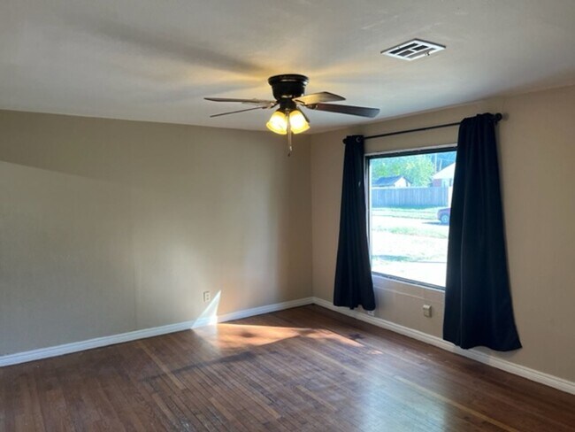 Foto del edificio - Hardwood, Huge Living, 2 full baths in Norman!