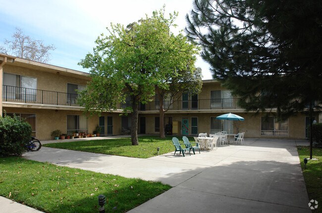 Building Photo - East Bay Blvd