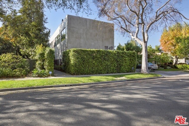 Foto del edificio - 1849 Fox Hills Dr