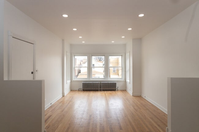 Building Photo - 2016 N Kilbourn Ave