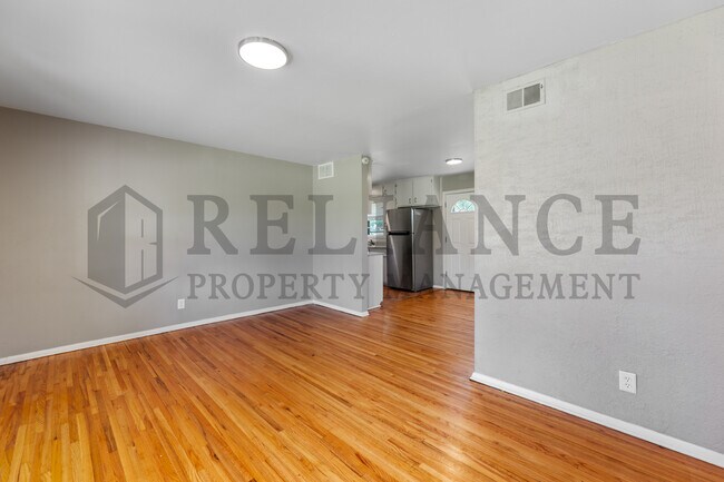 Foto del edificio - 2340 S Vine St