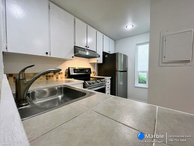 Foto del edificio - 2 br, 1.5 bath Townhome - 2524 NE 195th St...