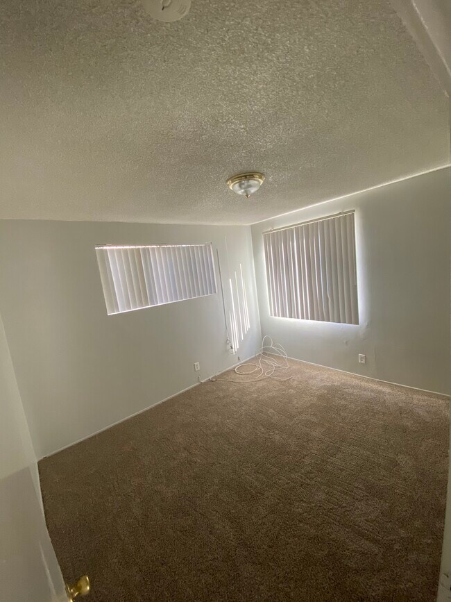 Bedroom - 535 E Adams St