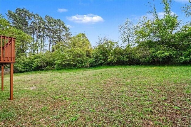 Building Photo - Beautiful, move-in ready split-level home in Hoschton