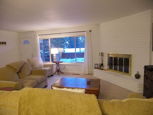 Building Photo - 3 Bedroom - Central Incline!