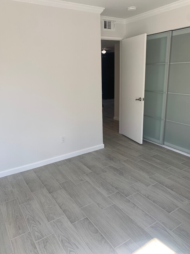 Foto del edificio - Lakeshore 6E