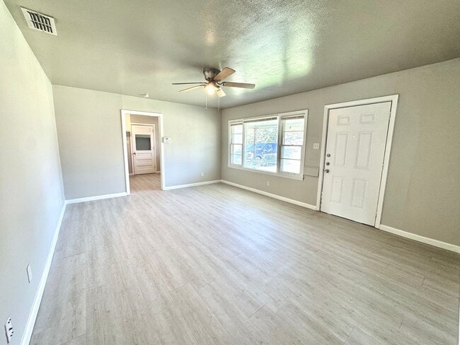 Building Photo - 4 Bed 2 Bath Move In Ready! Pre-Leasing