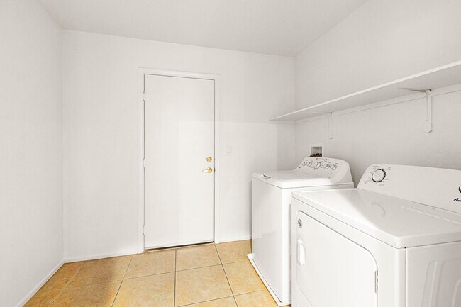 Foto del edificio - Immaculate 5 Bedroom, 3 bathroom home nest...