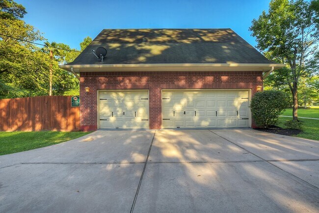 Foto del edificio - 10819 Lake Windcrest Blvd