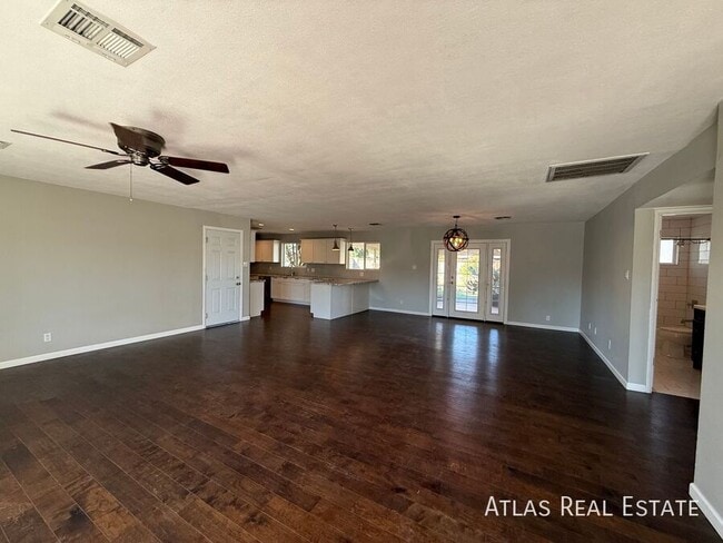 Foto del edificio - 6820 E Pinchot Ave