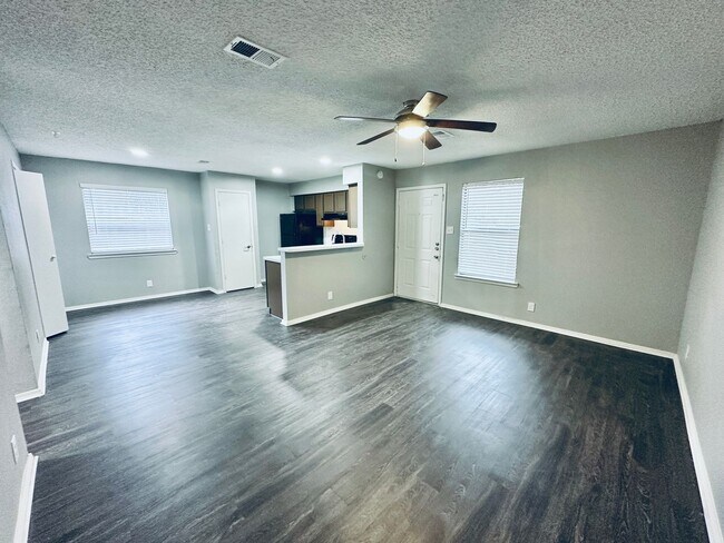 Foto del edificio - 5507 Rose Hill Cir