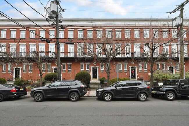 Building Photo - 228 Monroe St
