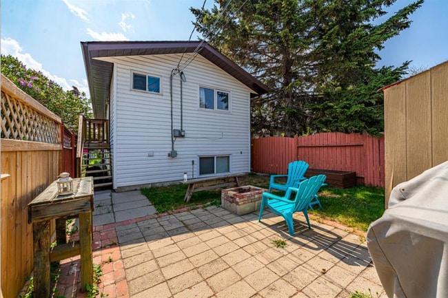 Building Photo - Spacious 2 Bed, 1 Bath Main Floor Home with Garage (IP638A)