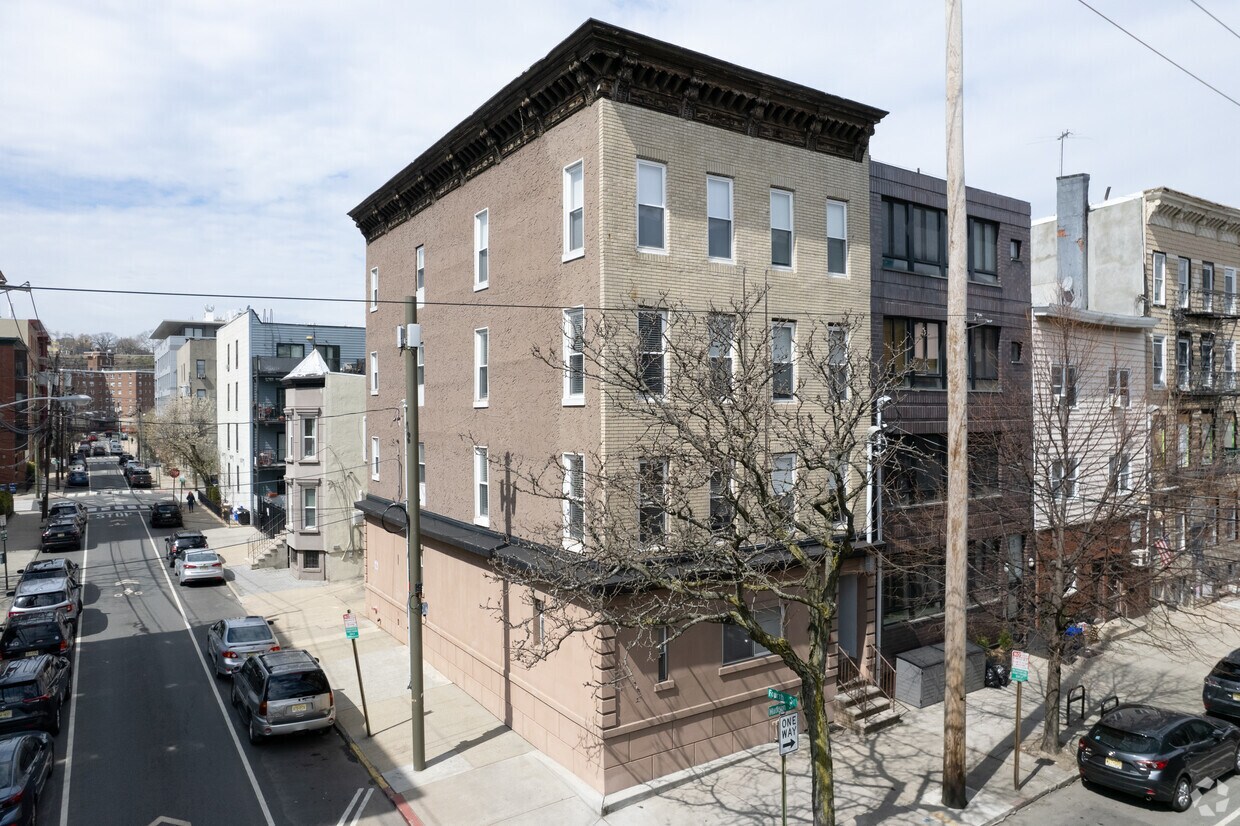 Primary Photo - 400 Madison St
