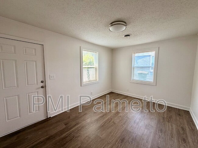 Building Photo - 528 Jasper St